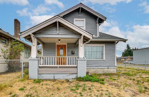 Puyallup House | Inviting Puyallup Home with Fireplace & Family-Friendly Amenities