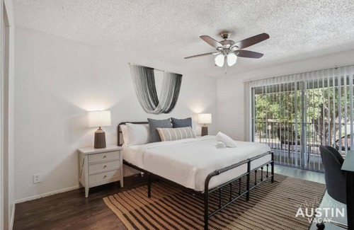 Hyde Park Apartment | Convenient Hyde Park Retreat with King Bed & Pet Friendly