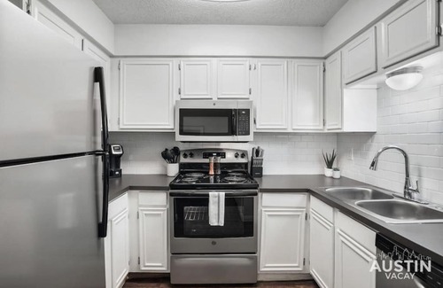 Hyde Park Apartment | Convenient Hyde Park Retreat with King Bed & Pet Friendly
