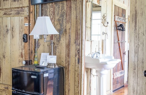 Round Top Cottage | Discover Fire Pit Relaxation and Shopping Bliss in Town