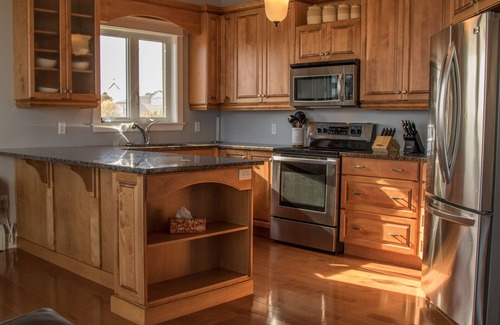 Queens Square Condo | Explore Restaurants & Arts with Oceanfront Views