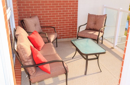 Queens Square Condo | Explore Restaurants & Arts with Oceanfront Views
