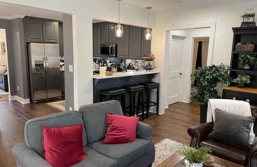 Athens House | Convenient Stay by Five Points Restaurants & UGA Stadium