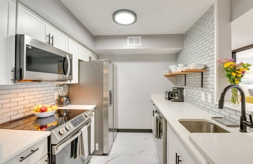 Indian Bayou Condo | Modern Condo in Destin: Steps from the Beach & Pool Access