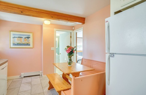 Kingston Cottage | Walk to Grays Beach Park: Kingston Seaside Escape
