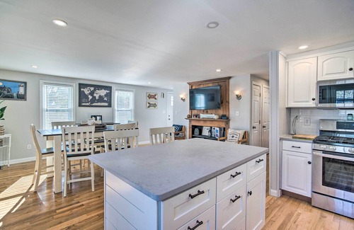 Teaticket House | Inviting East Falmouth House - Steps from Great Pond!