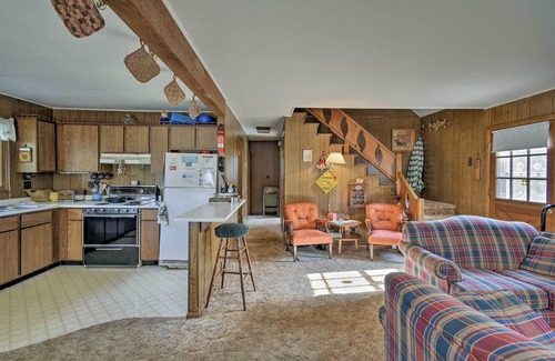 Markesan Cabin | Charming Cabin with Deck - Steps to Green Lake & Beach
