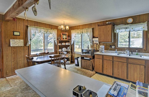 Markesan Cabin | Charming Cabin with Deck - Steps to Green Lake & Beach