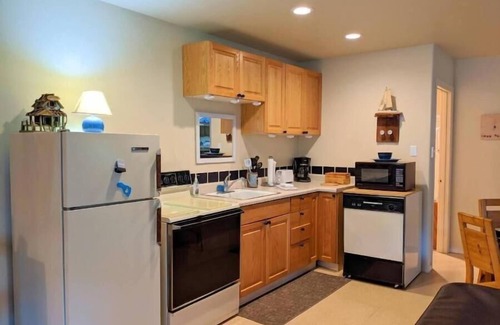 Florence House | Pet-Friendly Surf Sounds: Pool Table & Steps to Heceta Beach
