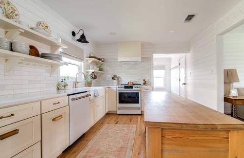 Fredericksburg House | Ideal 2 Bedroom Cottage with Ocean View and Firepit