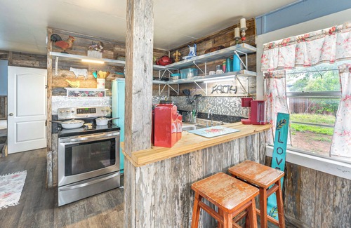 Buchanan Dam Cottage | Relaxing Buchanan Dam Cottage - Steps from Beautiful Lake!