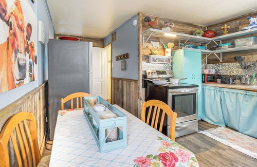 Buchanan Dam Cottage | Relaxing Buchanan Dam Cottage - Steps from Beautiful Lake!
