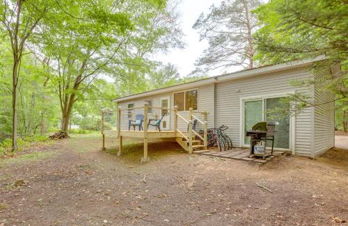 Ludington House | Walk to Lake Hamlin Cottage Near Boat Launch