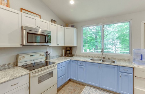 Ludington Cottage | Walk to Lake Hamlin: Cottage Near Boat Launch