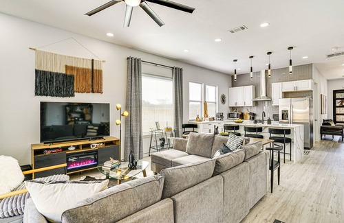 Granbury House | Walk to Lake: Modern Pet-Friendly Home in Granbury