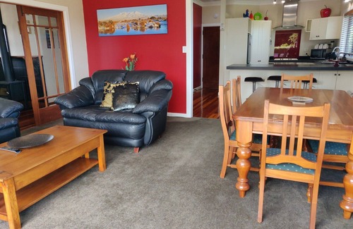 Taupo House | Ideal Family Retreat: Steps to Lake & Town with Free WiFi