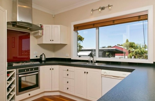 Taupo House | Ideal Family Retreat: Steps to Lake & Town with Free WiFi