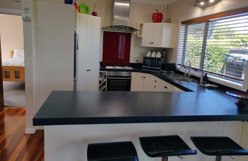 Taupo House | Ideal Family Retreat: Steps to Lake & Town with Free WiFi