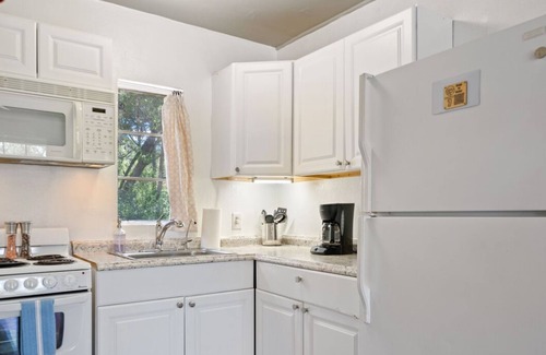 Volente Cabin | Walk to Lake Travis & FREE Waterpark! Glamping Bungalow, Patio w/Grill+Firepit