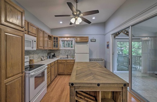 Greentown Cabin | Pet-Friendly Greentown Getaway: Steps from Lake Wallenpaupack
