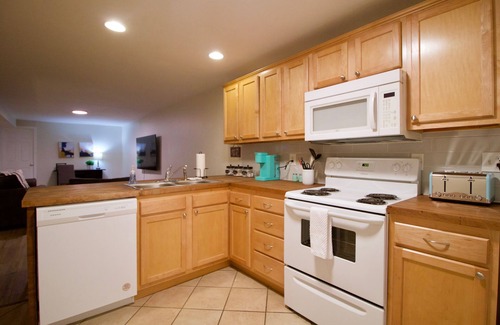 Lynchburg House | Convenient Walk to Liberty U Guest House for All the Family