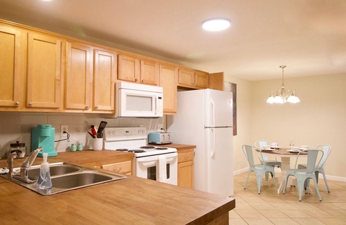 Lynchburg House | Convenient Walk to Liberty U Guest House for All the Family