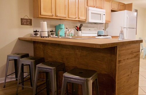Lynchburg House | Convenient Walk to Liberty U Guest House for All the Family