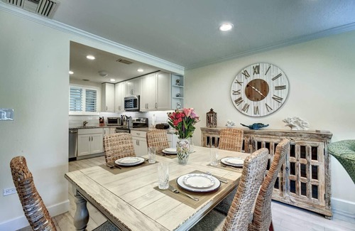 Saint Armands Key Condo | Discover St. Armands: Walk to Lido Beach & Enjoy Ocean Views