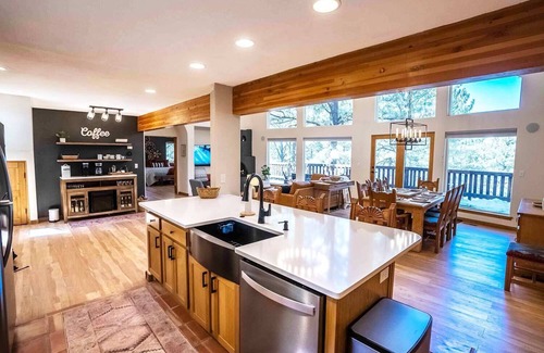 Angel Fire House | Rustic Chalet with Hot Tub & Views, Rated 10/10 by Guests