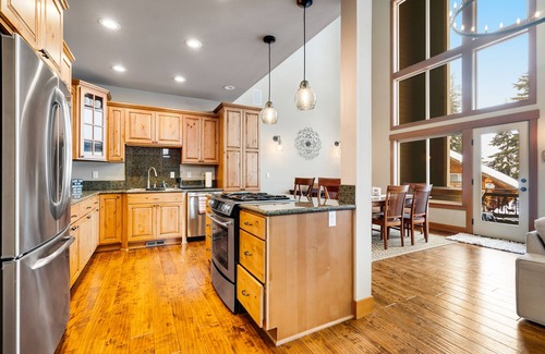 Snoqualmie Pass Cabin | Inviting Chalet Steps from Lifts with Hot Tub & Mountain Views
