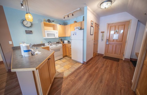 River Run Condo | Stylish Condo with Vaulted Ceilings near River Run