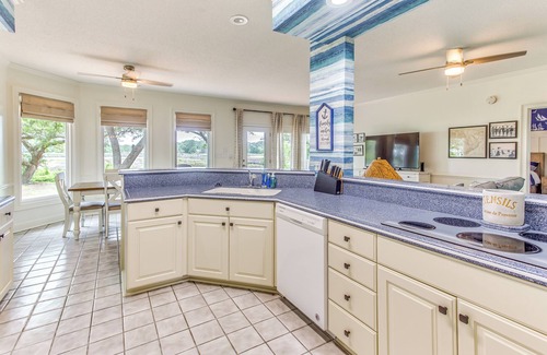 Little River House | Walk to Marina: Pet-Friendly Little River Home!