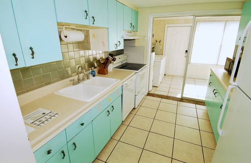 Laurel Villa | Budget-Friendly Escape Near Nokomis Beach with Ocean View