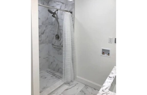 East Norwalk House | Walk To NYC Train /Separate Entrance