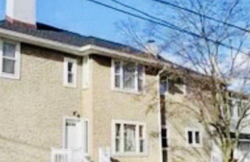 East Norwalk House | Walk To NYC Train /Separate Entrance
