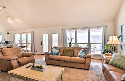 Crystal Beach House | Pet-Friendly Crystal Beach House - Steps to the Shore!