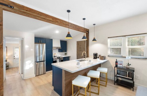 Cottonwood House | Charming Cottage Steps from Old Town - Pet Friendly & Cozy