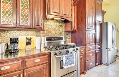 Jeanerette House | Walk to Parks & Cafes: Historic Jeanerette Home