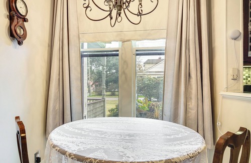 Jeanerette House | Walk to Parks & Cafes: Historic Jeanerette Home