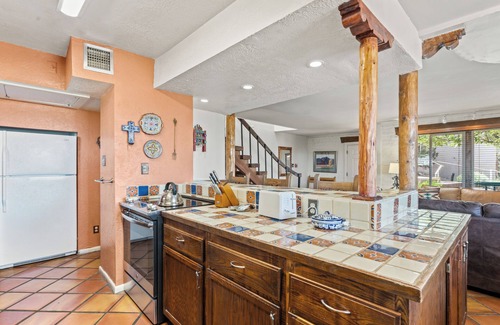 Northeast Santa Fe Hotel | Prime Location with Private Balcony and Hot Tub Access