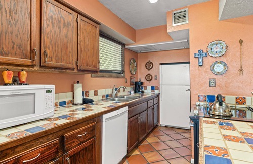 Northeast Santa Fe Hotel | Prime Location with Private Balcony and Hot Tub Access