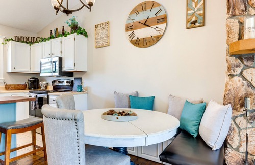 Osage Beach Condo | Inviting Lakefront Condo in Osage Beach with Balcony & Pool
