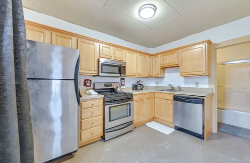 Seward Place Apartment | Walk to Proctor’s Theatre: Cozy Downtown Apartment