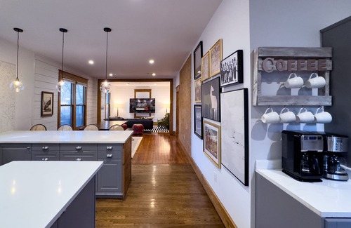 East Cesar Chavez House | Ideal Bachelor/Bachelorette House Steps from Rainey in ATX