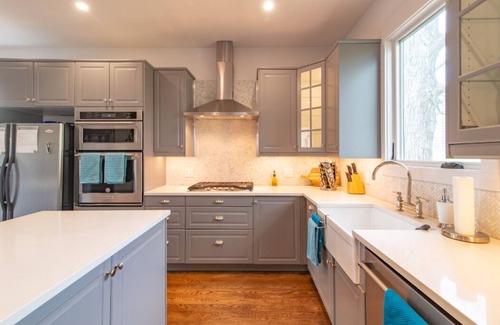 East Cesar Chavez House | Ideal Bachelor/Bachelorette House Steps from Rainey in ATX