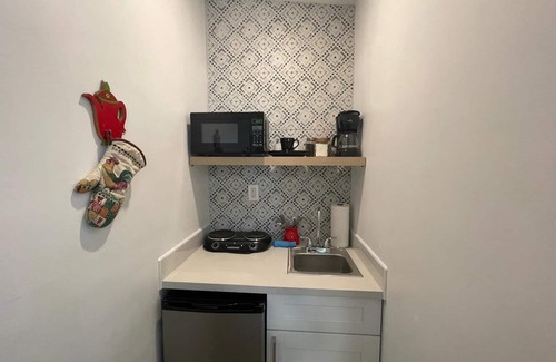 Little Havana Cottage | Convenient Stay with Spa and Kitchen Near Dining & Shopping