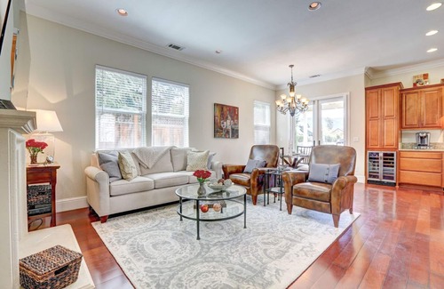 St. Helena House | Ideal Location Near Restaurants and Wineries with Spa Access