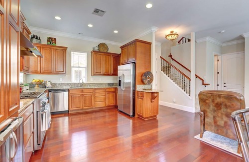 St. Helena House | Ideal Location Near Restaurants and Wineries with Spa Access