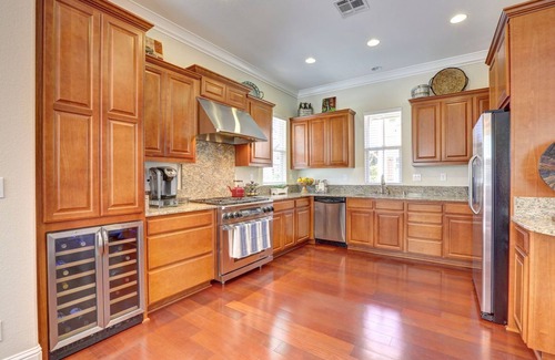 St. Helena House | Ideal Location Near Restaurants and Wineries with Spa Access