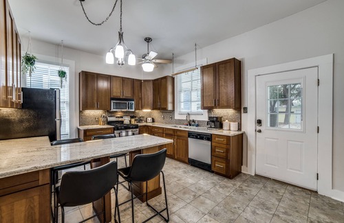 Southtown House | Charming 2Bdrm Retreat | Steps to Downtown & Riverwalk